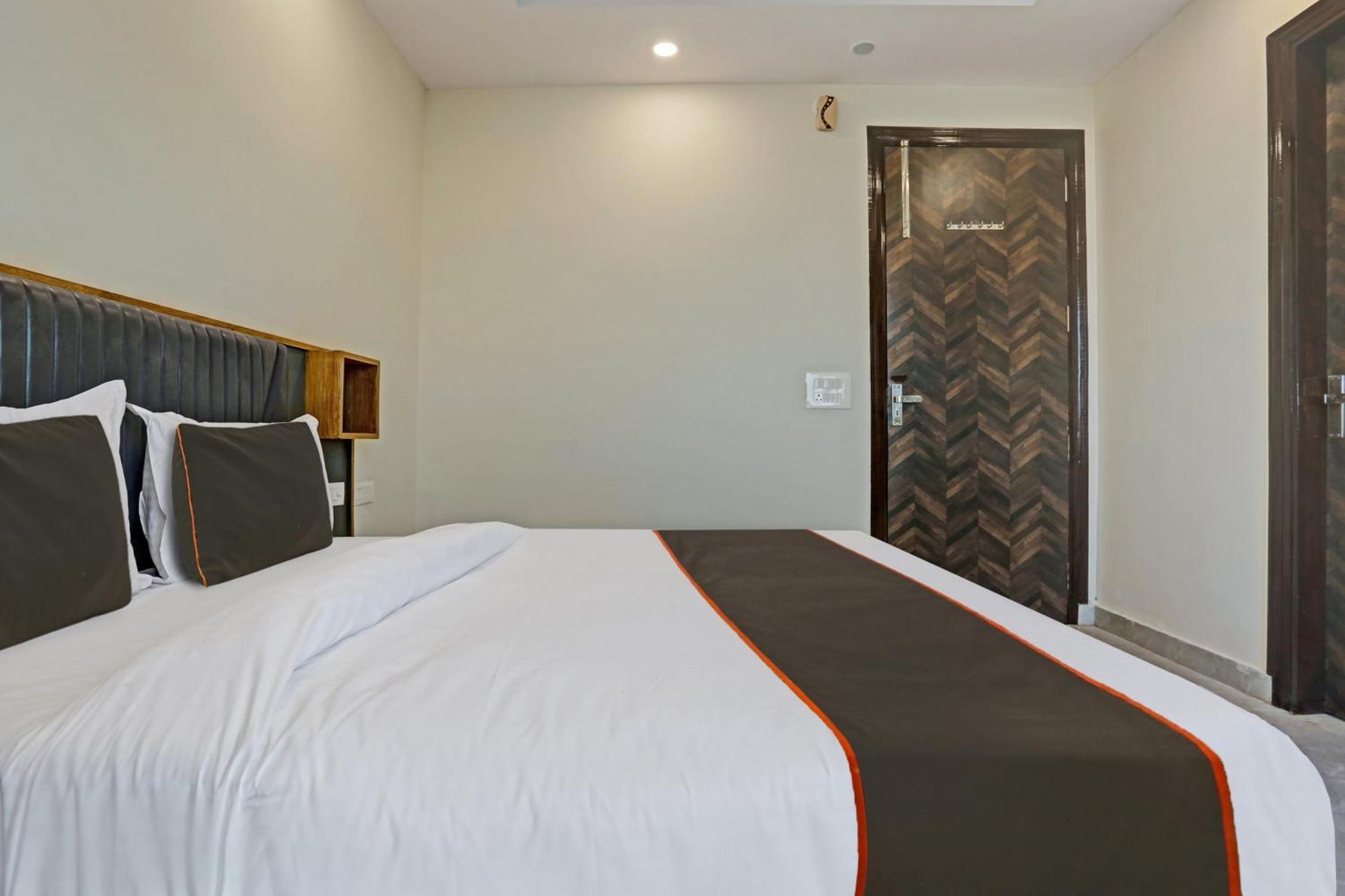 Townhouse Vip Grand Hotel เดลี ภายนอก รูปภาพ