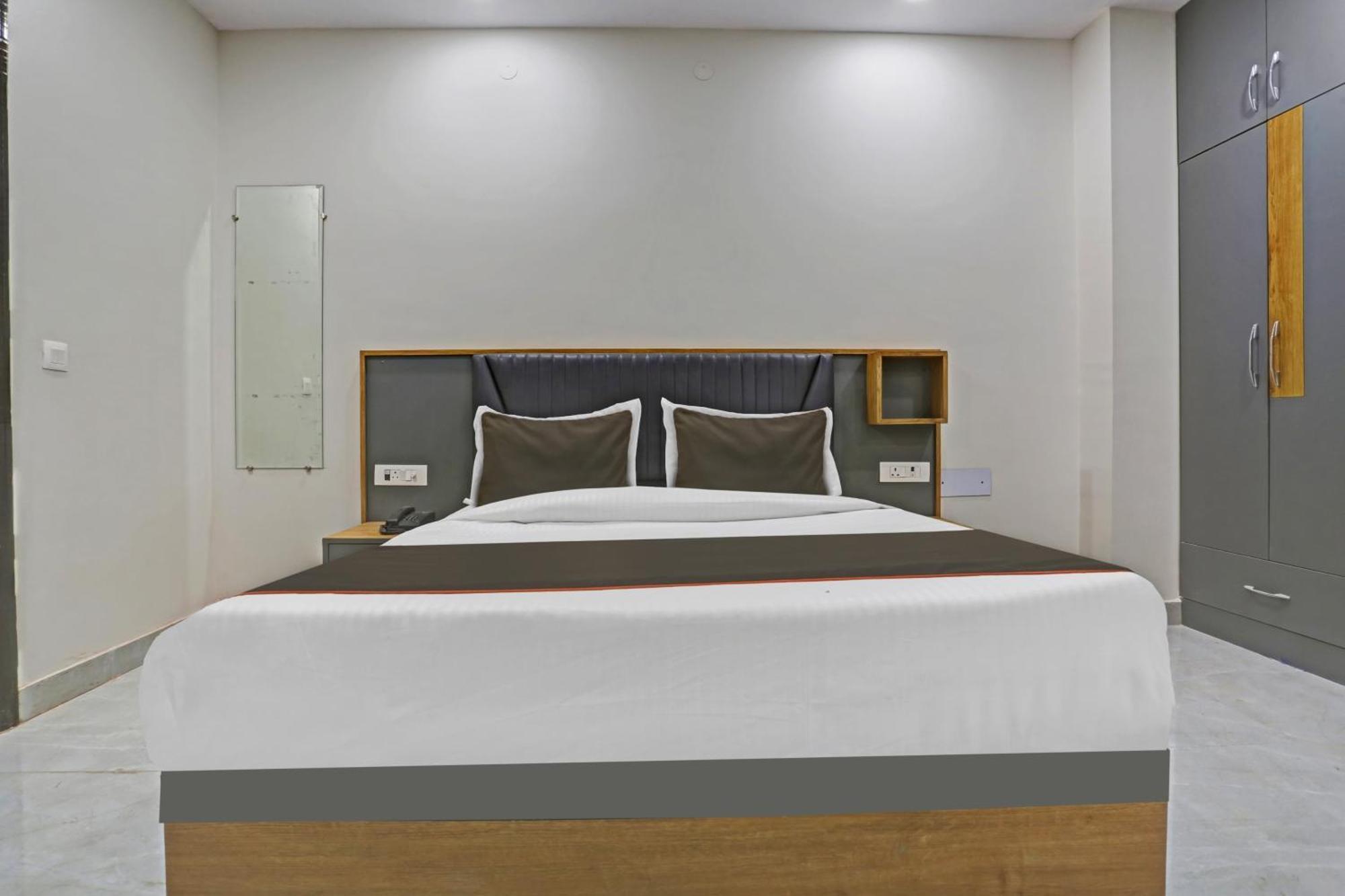 Townhouse Vip Grand Hotel เดลี ภายนอก รูปภาพ