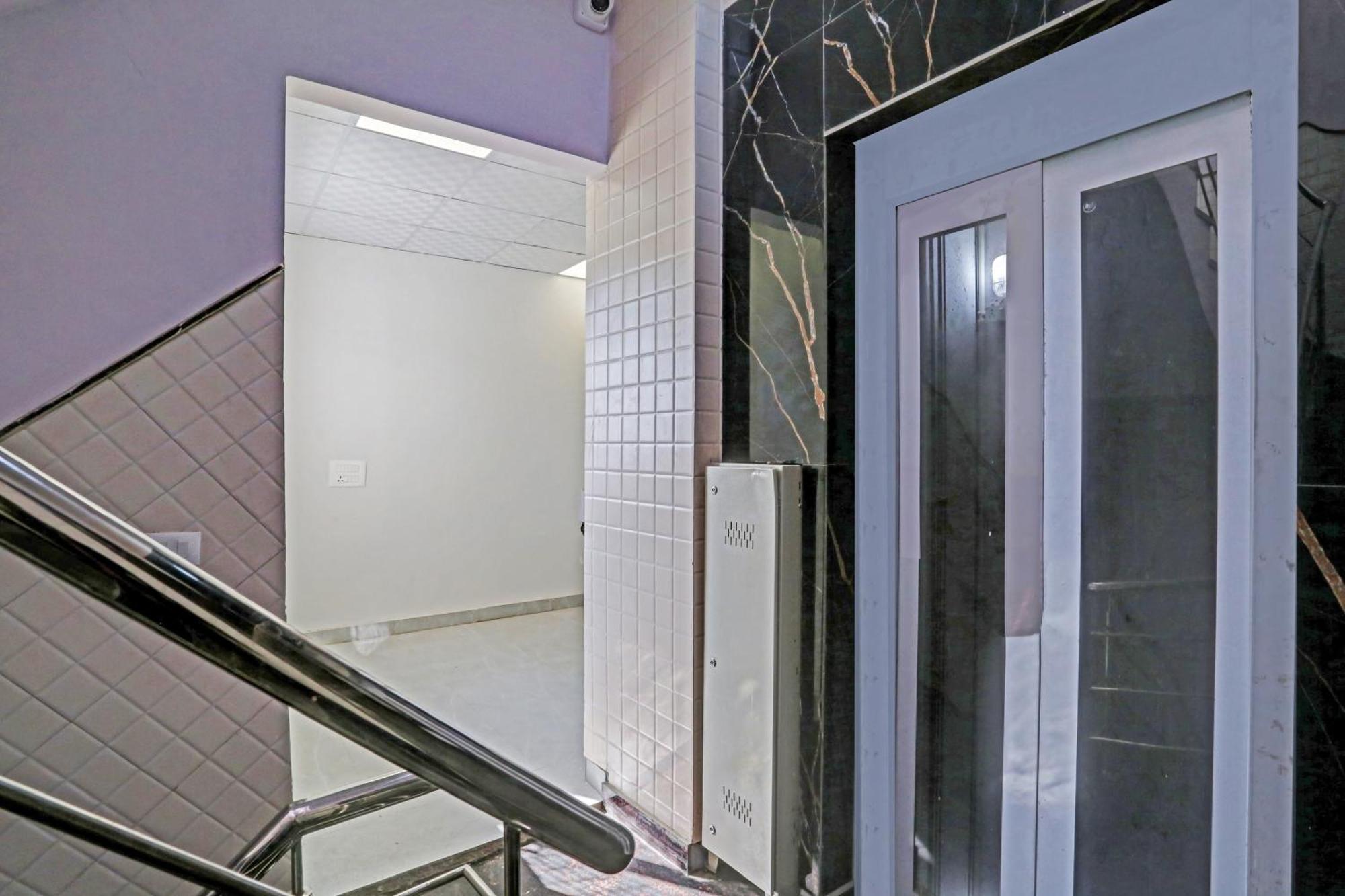 Townhouse Vip Grand Hotel เดลี ภายนอก รูปภาพ